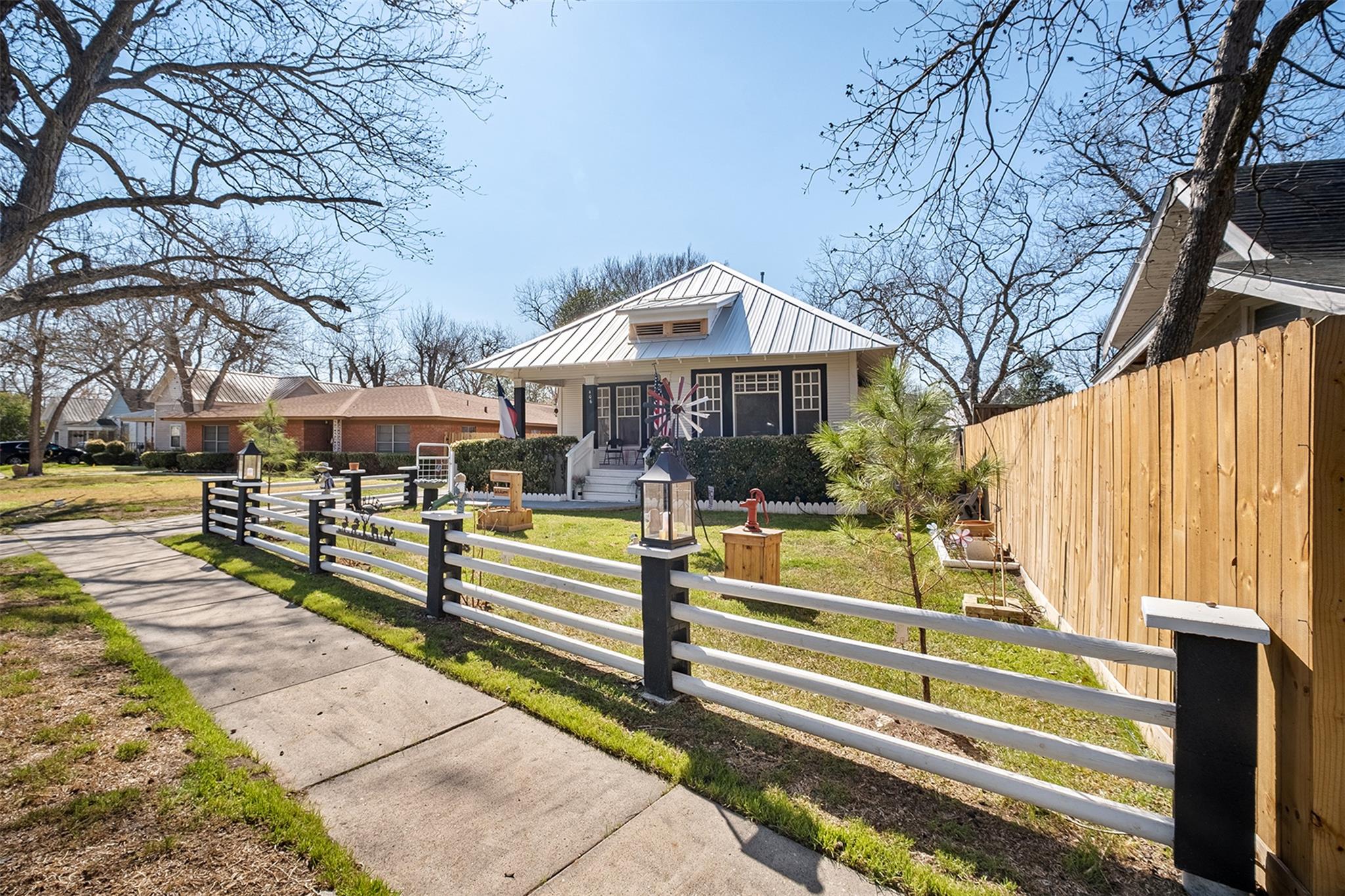 406 E Gonzales St, Yoakum, TX 77995