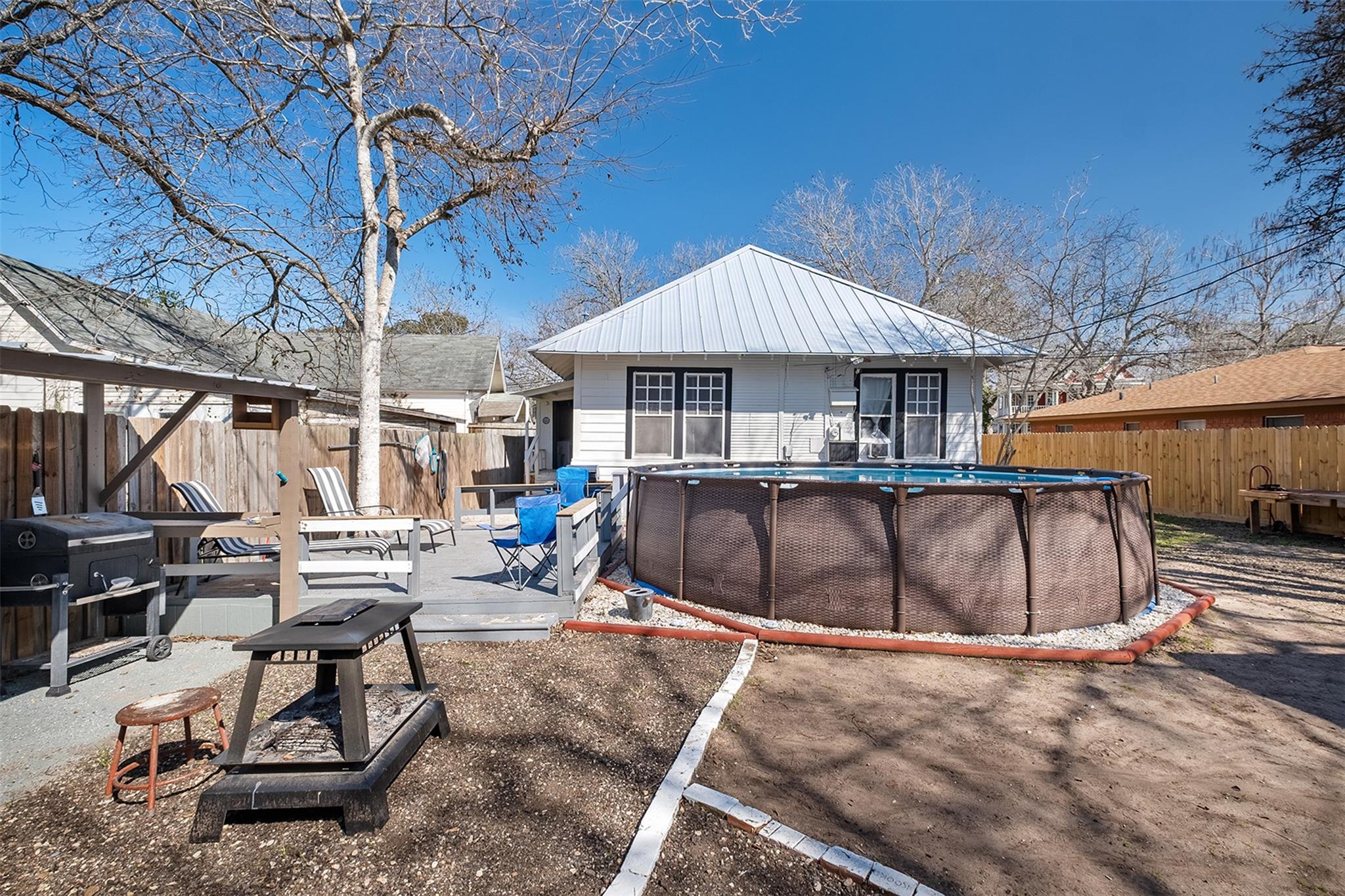 406 E Gonzales St, Yoakum, TX 77995