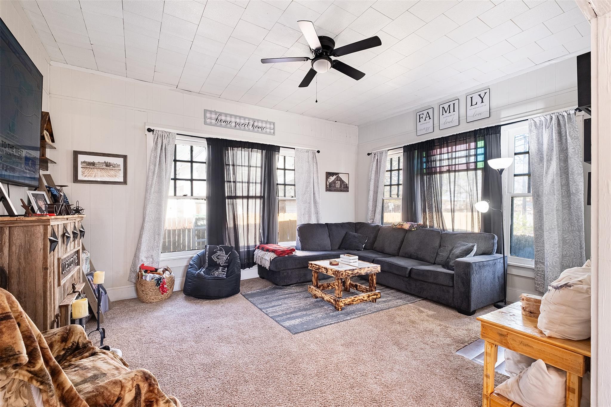 406 E Gonzales St, Yoakum, TX 77995