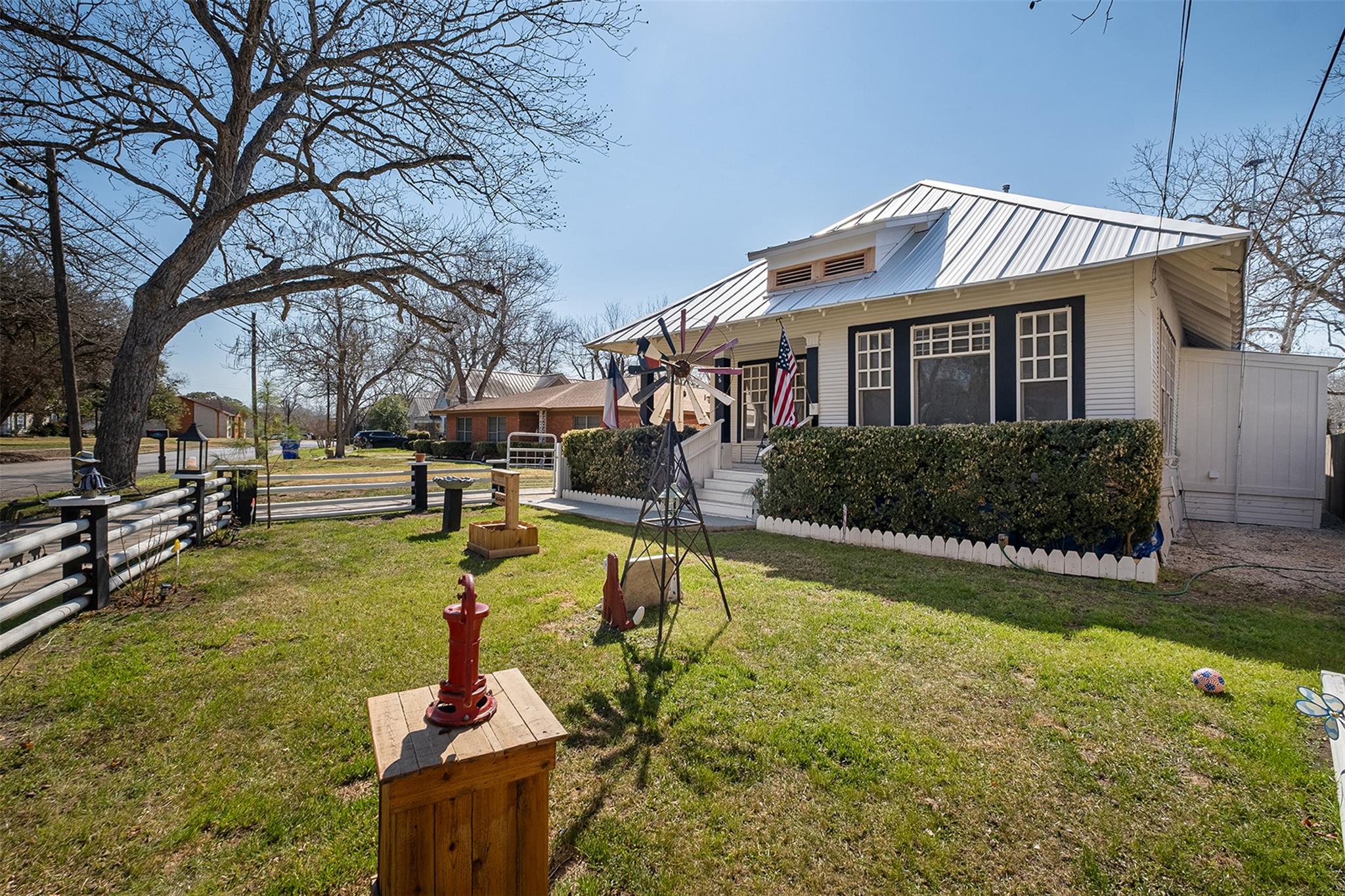 406 E Gonzales St, Yoakum, TX 77995