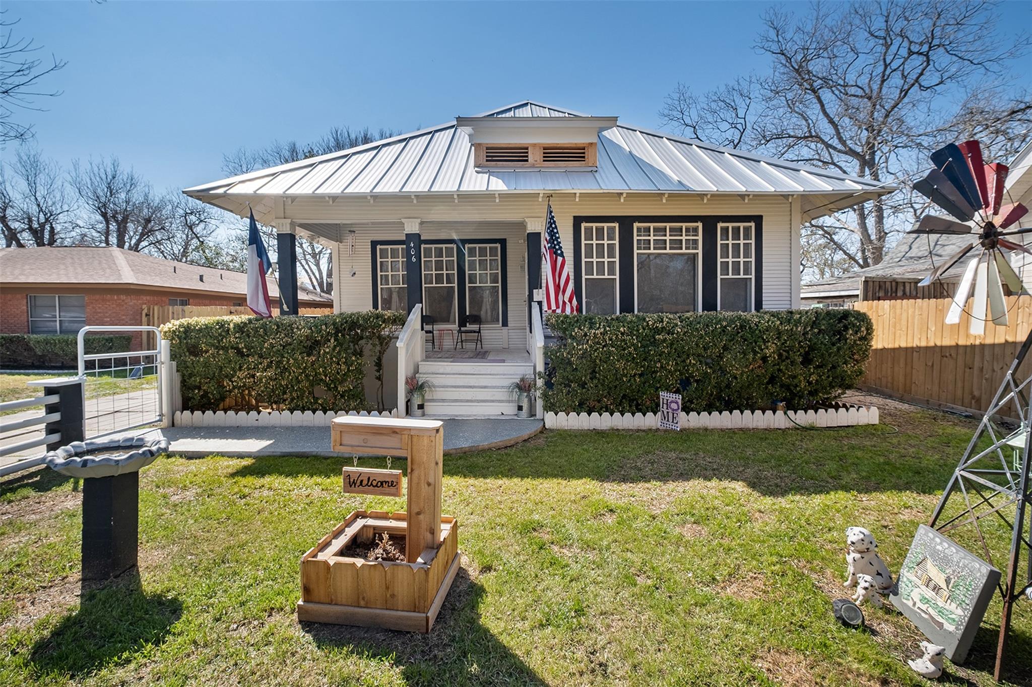 406 E Gonzales St, Yoakum, TX 77995