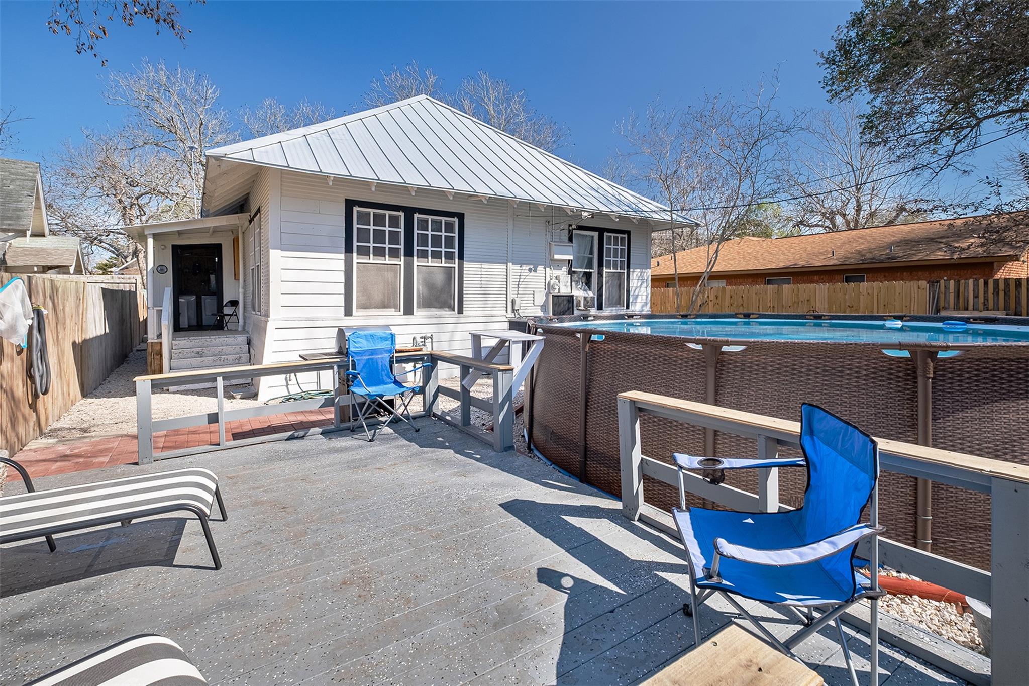 406 E Gonzales St, Yoakum, TX 77995