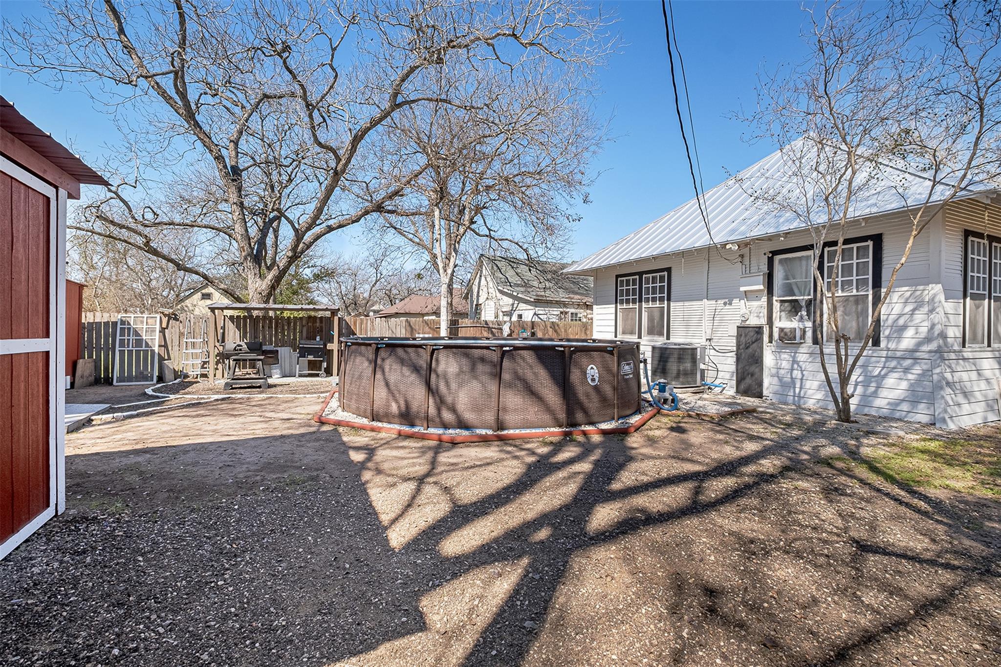 406 E Gonzales St, Yoakum, TX 77995