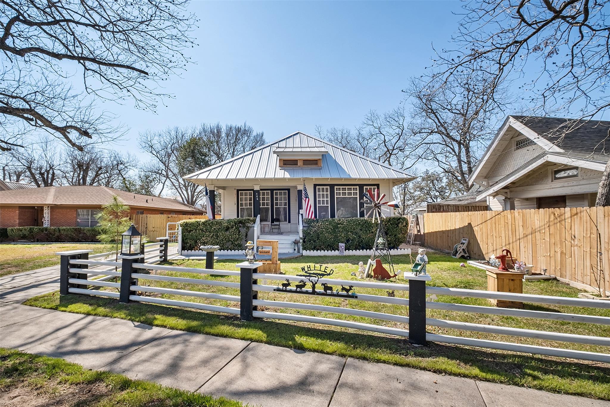 406 E Gonzales St, Yoakum, TX 77995