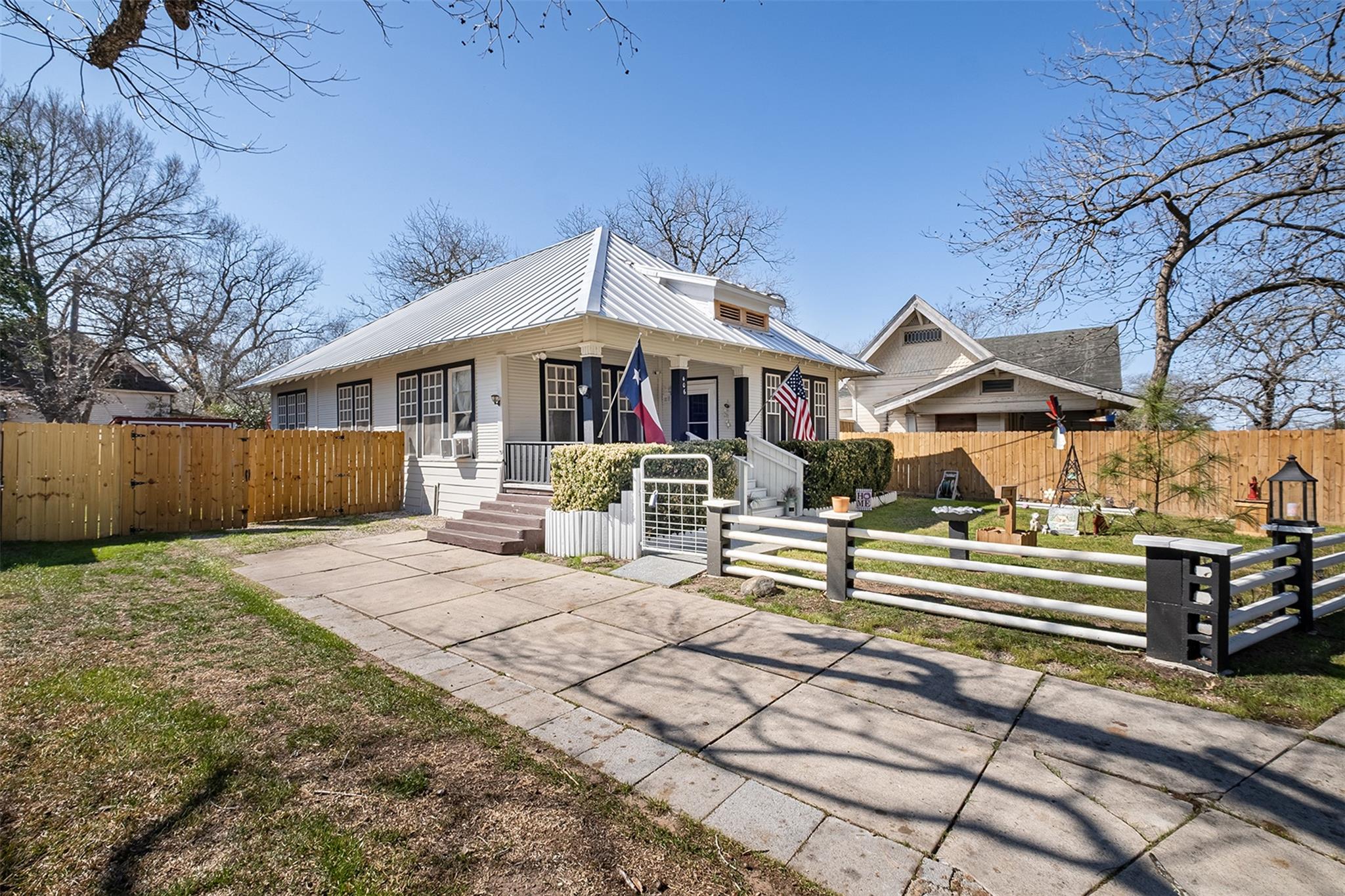 406 E Gonzales St, Yoakum, TX 77995