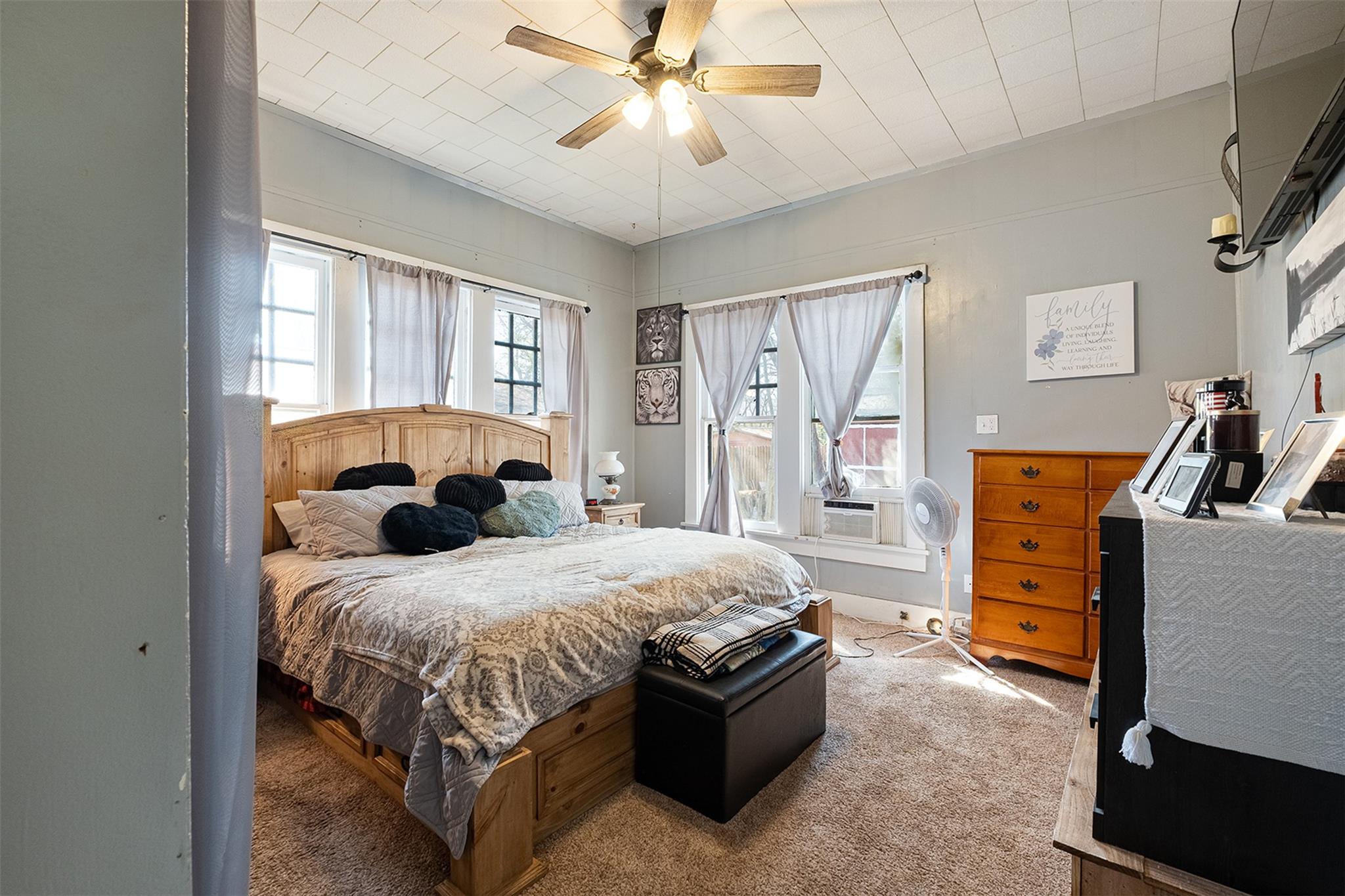 406 E Gonzales St, Yoakum, TX 77995