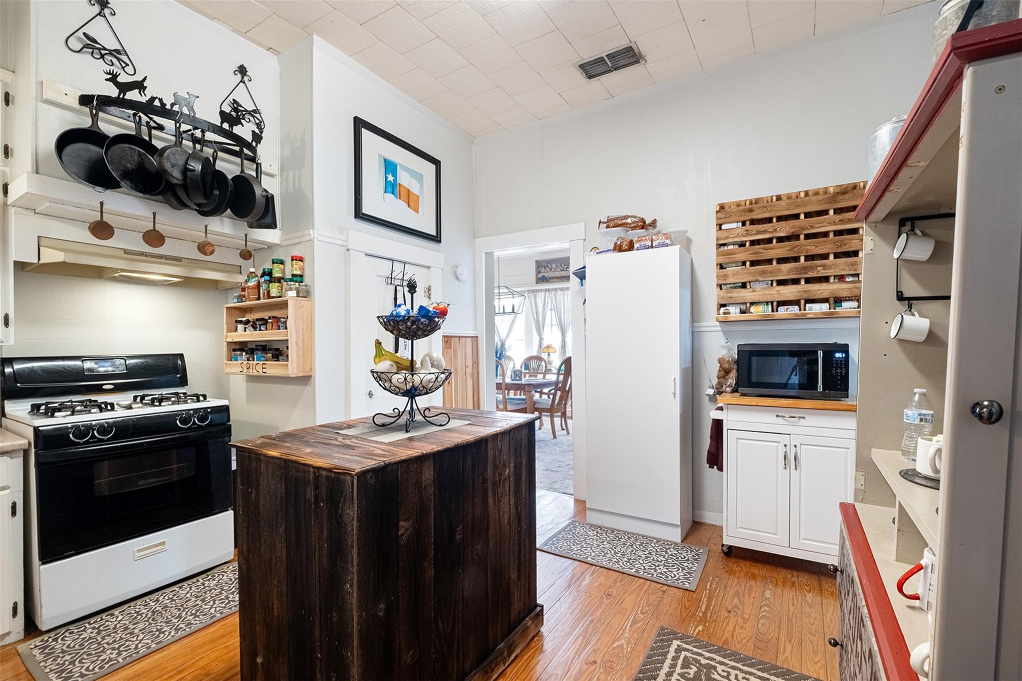 406 E Gonzales St, Yoakum, TX 77995