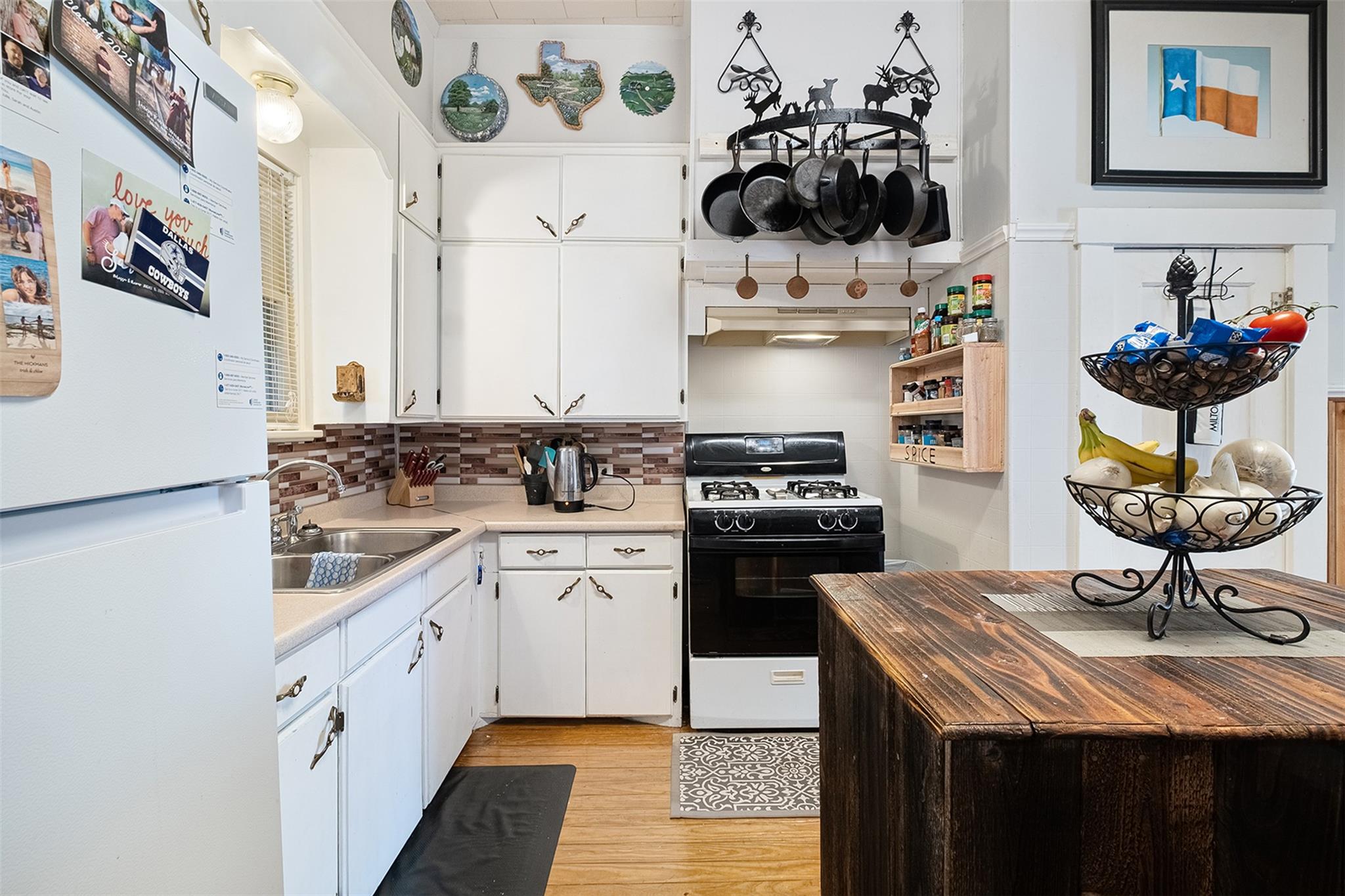 406 E Gonzales St, Yoakum, TX 77995