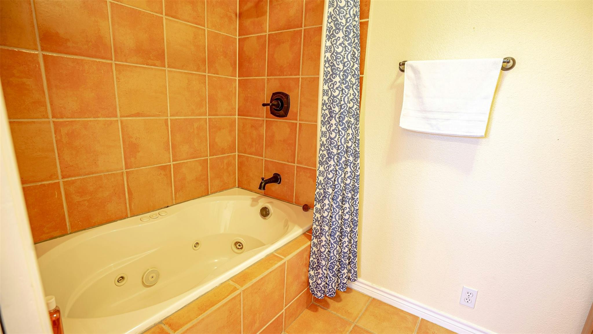 1121 Bradstreet St, Canyon Lake, TX 78133