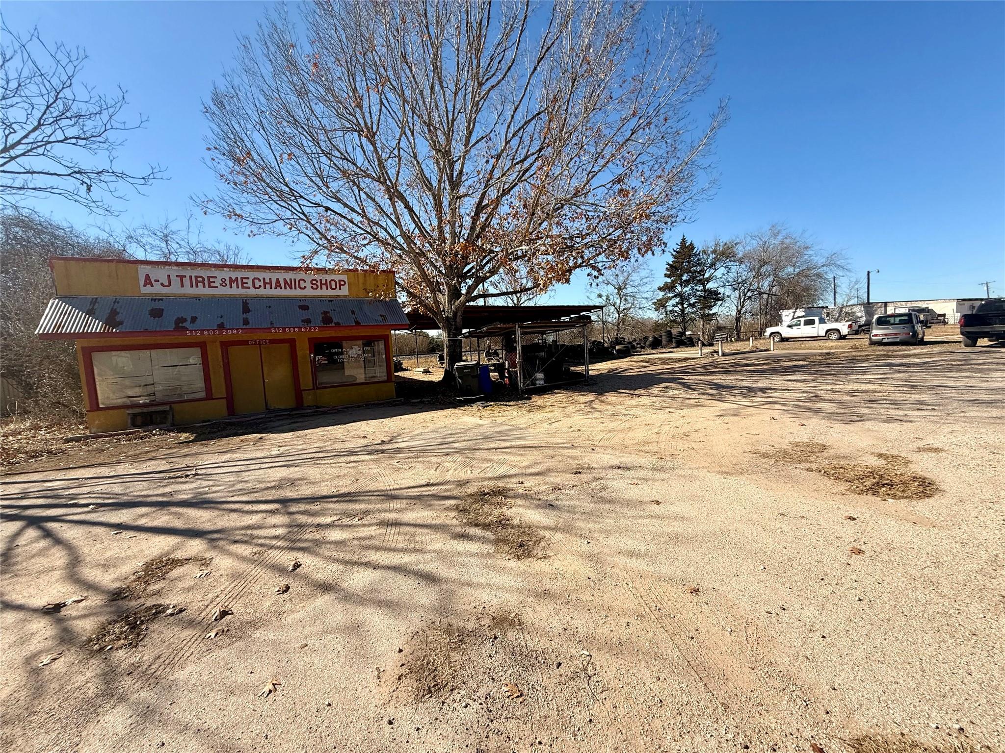 1116 E Us Highway 90 Highway # E, Waelder, TX 78959