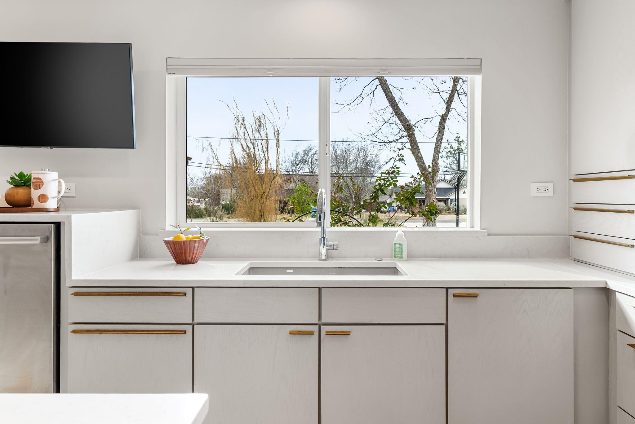 1612 Meadow Ln, Taylor, TX 76574