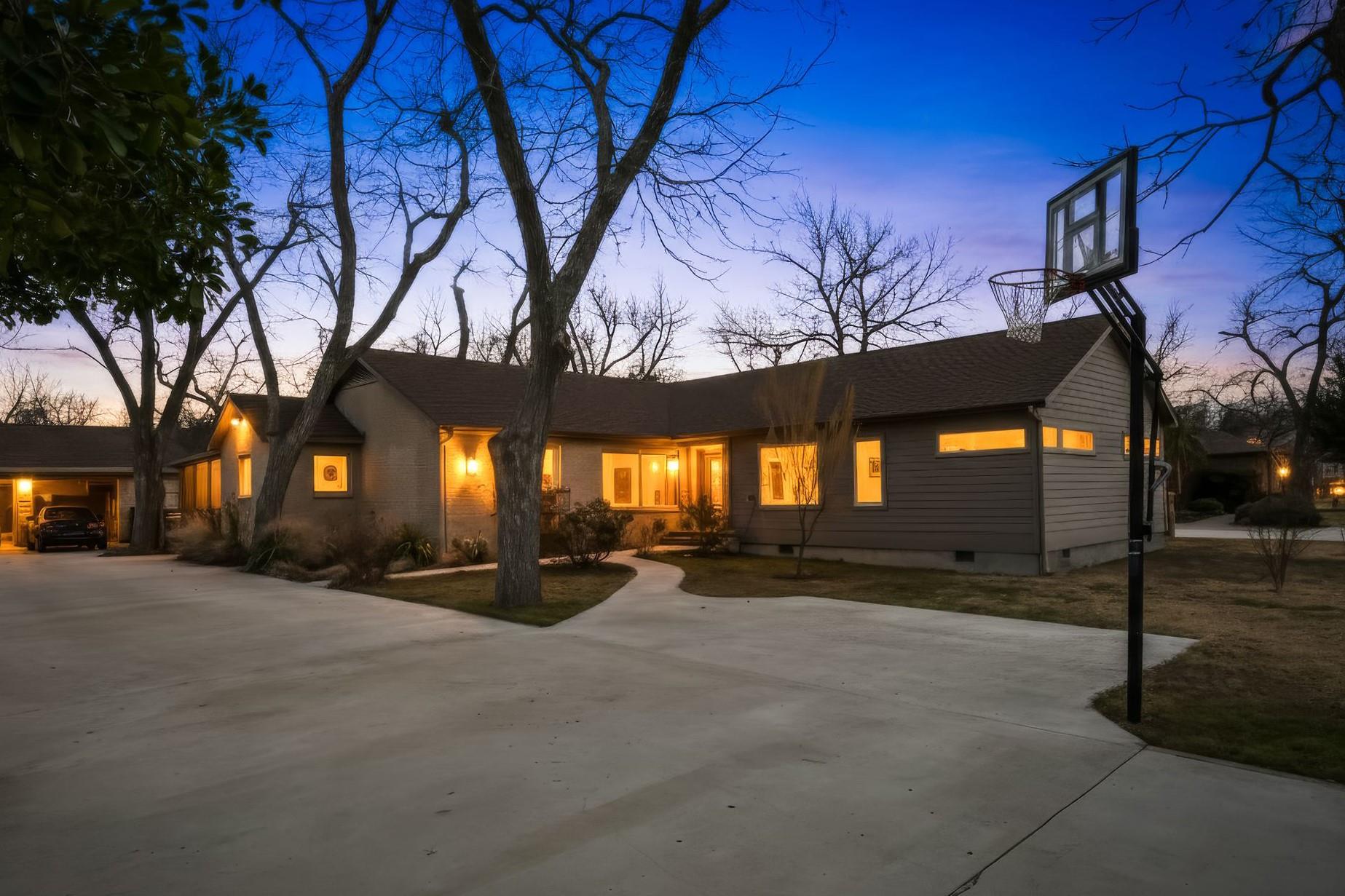 1612 Meadow Ln, Taylor, TX 76574