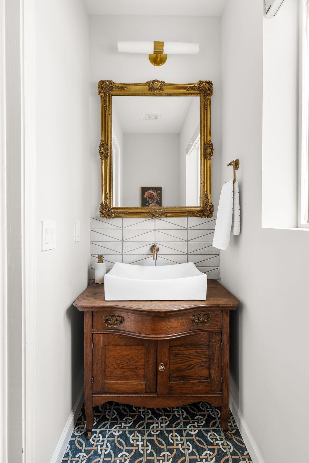 1612 Meadow Ln, Taylor, TX 76574