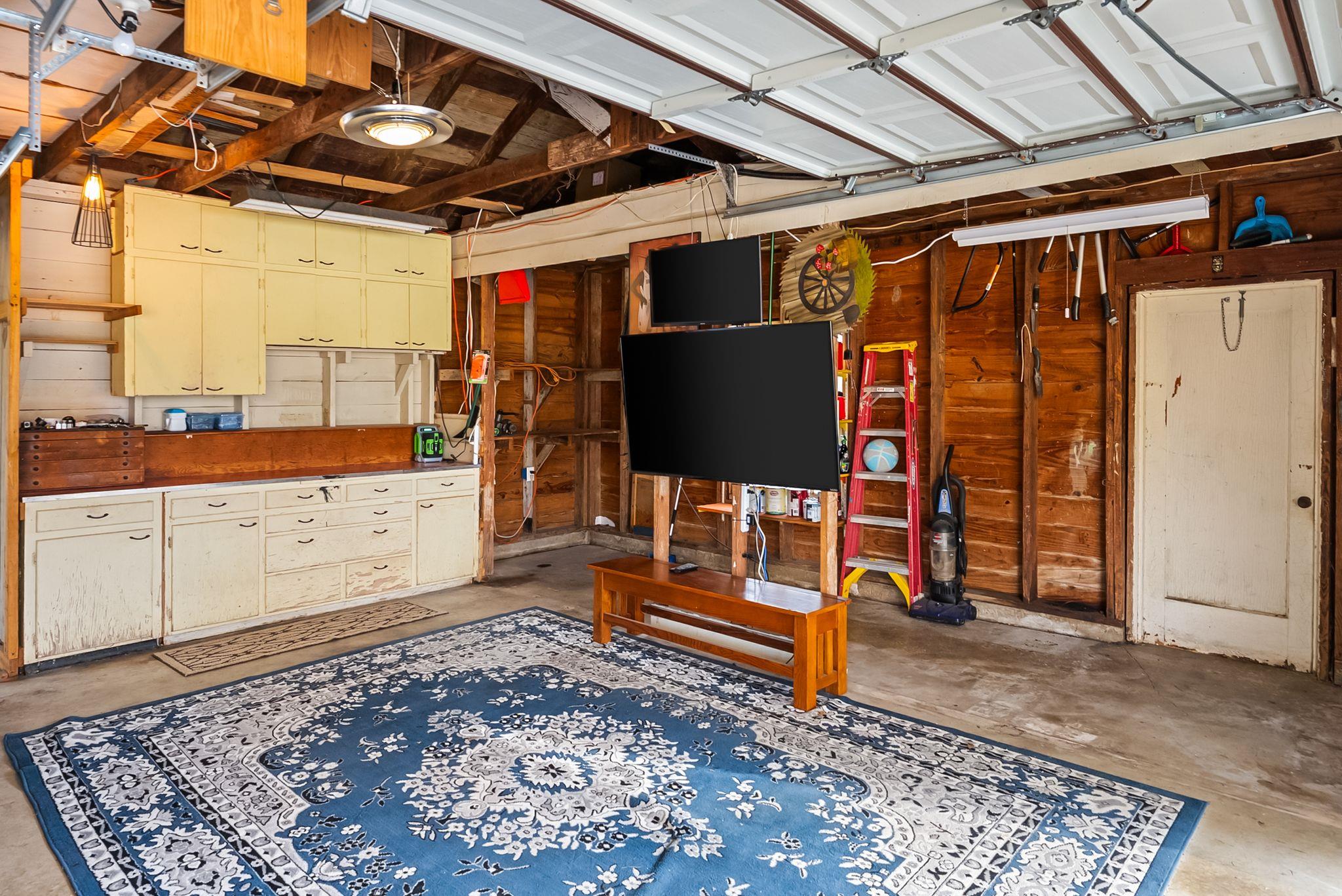 1612 Meadow Ln, Taylor, TX 76574