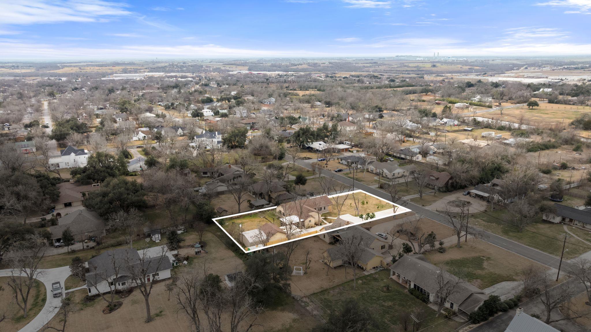 1612 Meadow Ln, Taylor, TX 76574