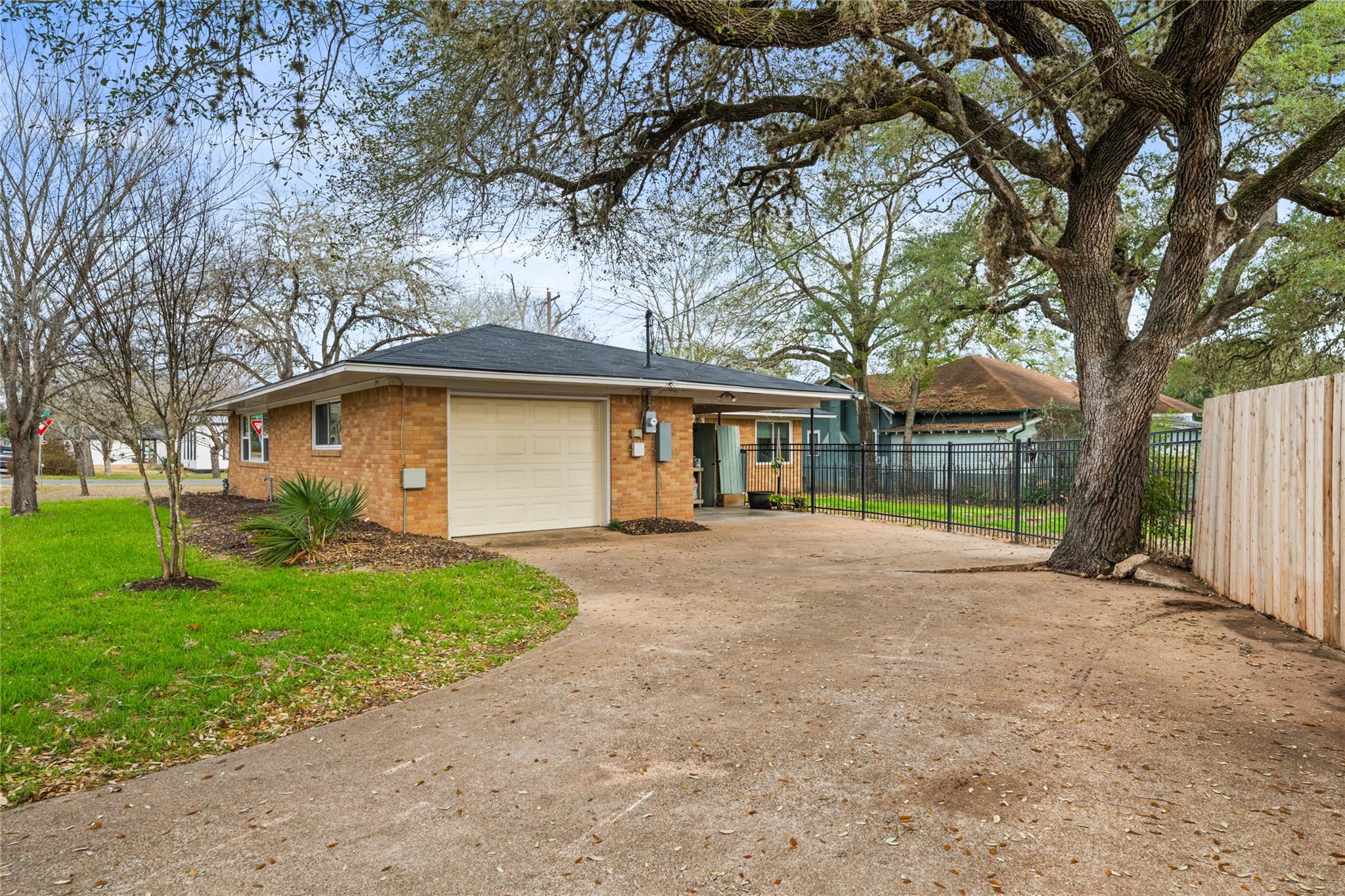 355 N Monroe St, La Grange, TX 78945