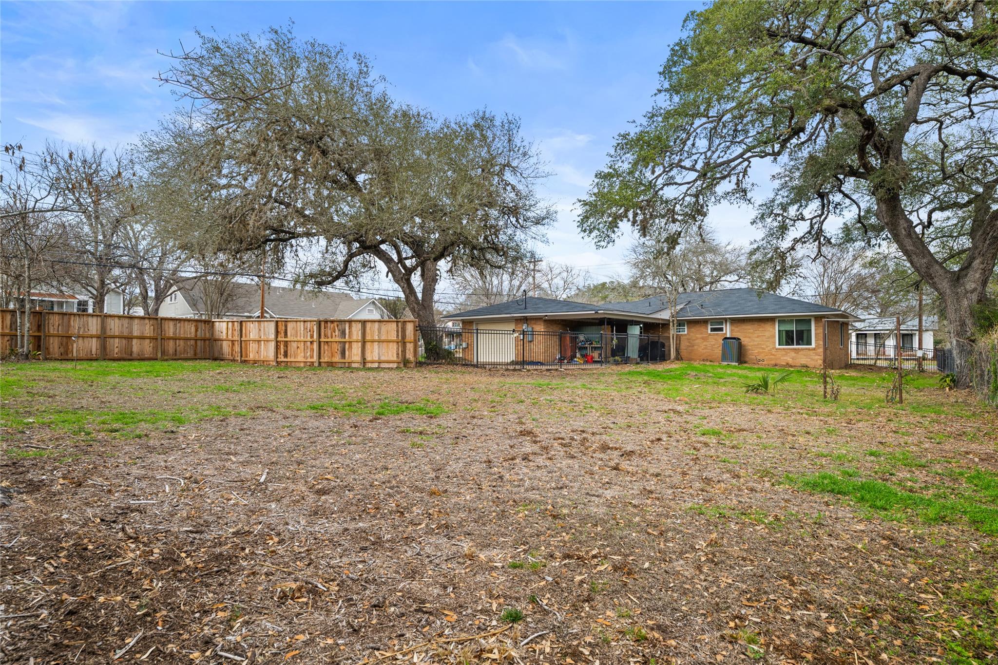 355 N Monroe St, La Grange, TX 78945