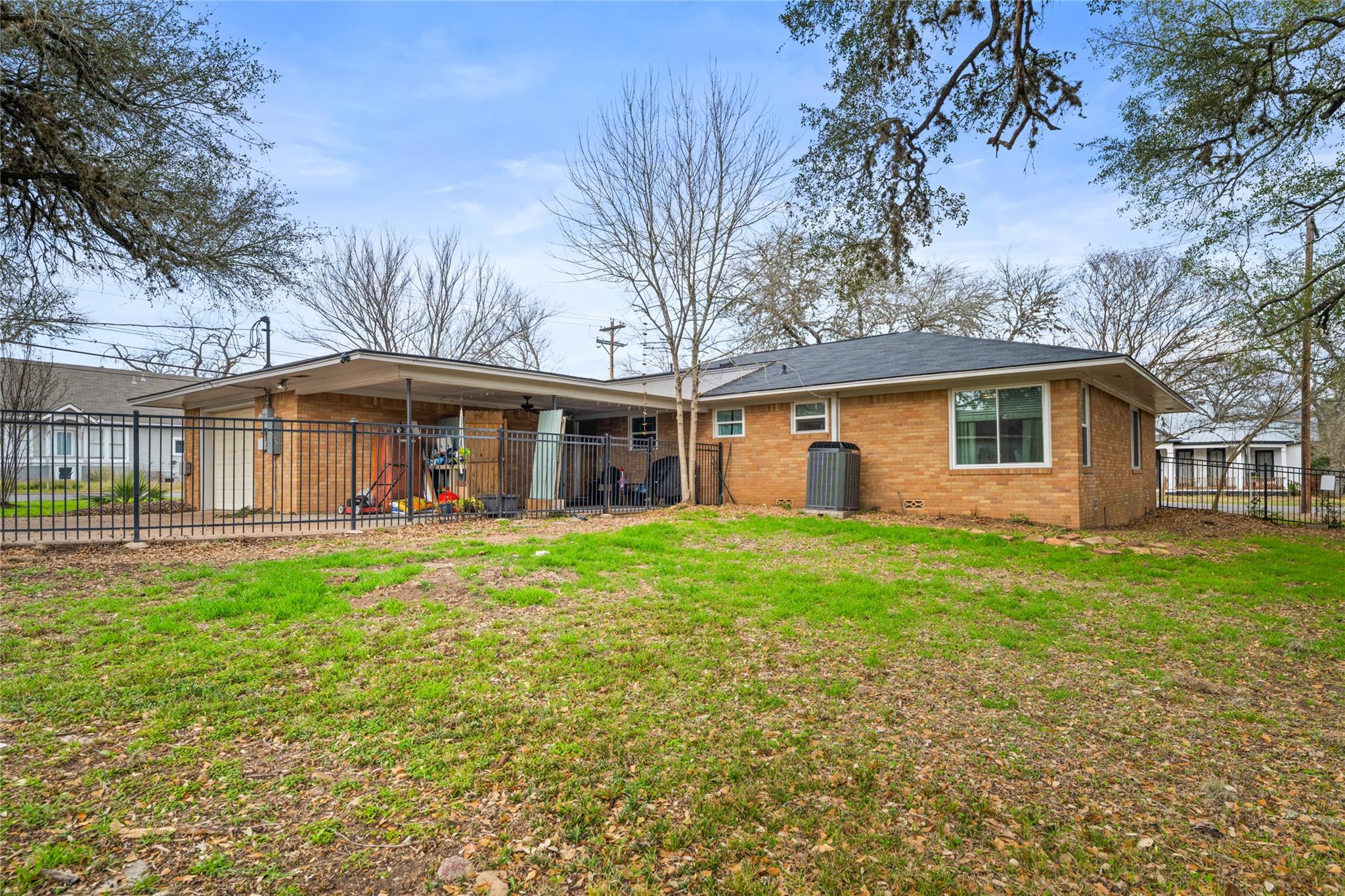 355 N Monroe St, La Grange, TX 78945
