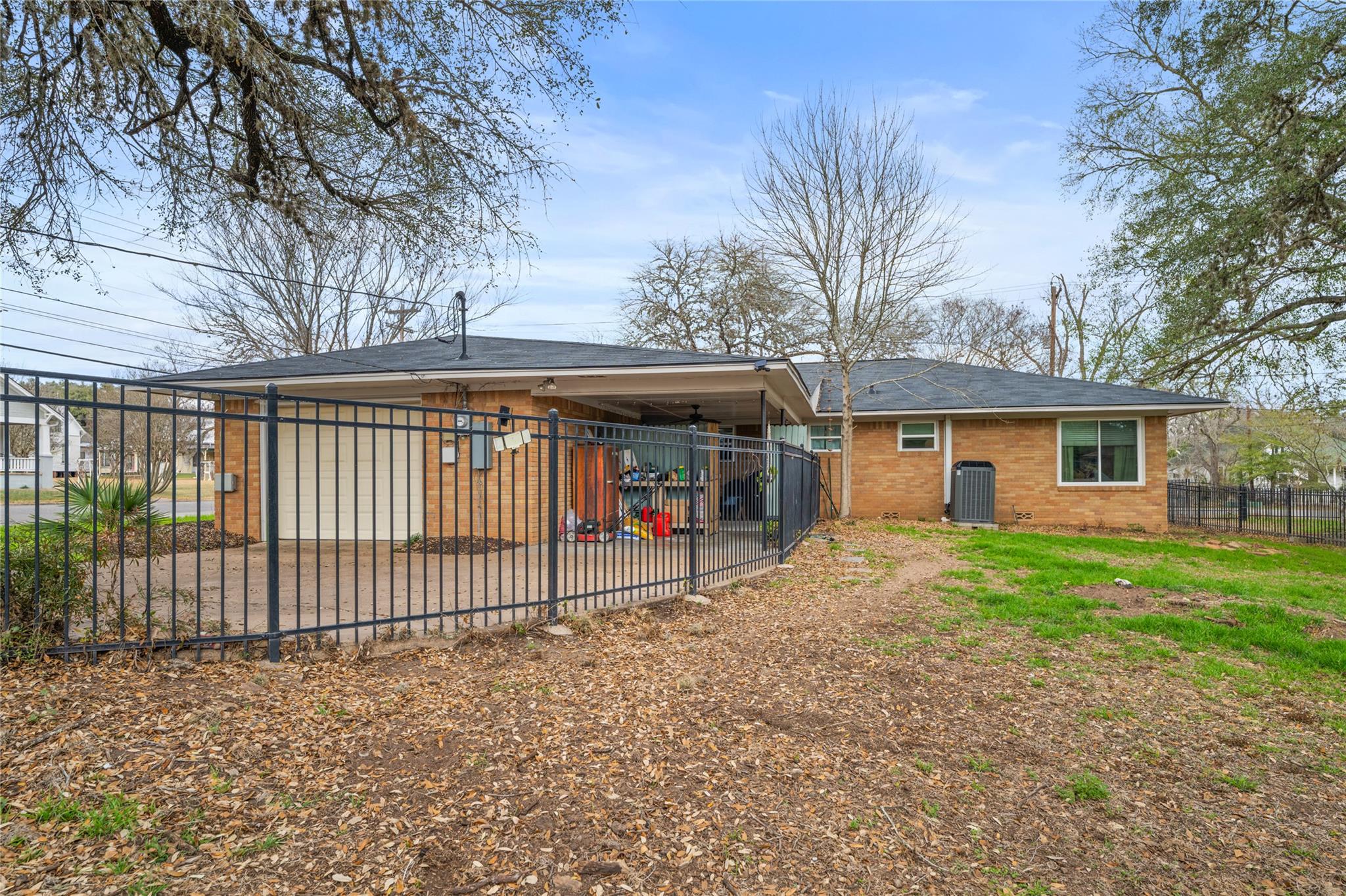 355 N Monroe St, La Grange, TX 78945