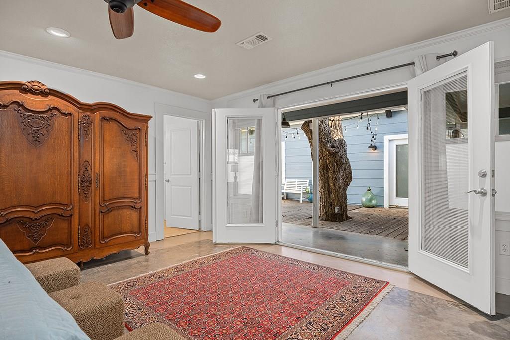 206 W Burbank St, Fredericksburg, TX 78624