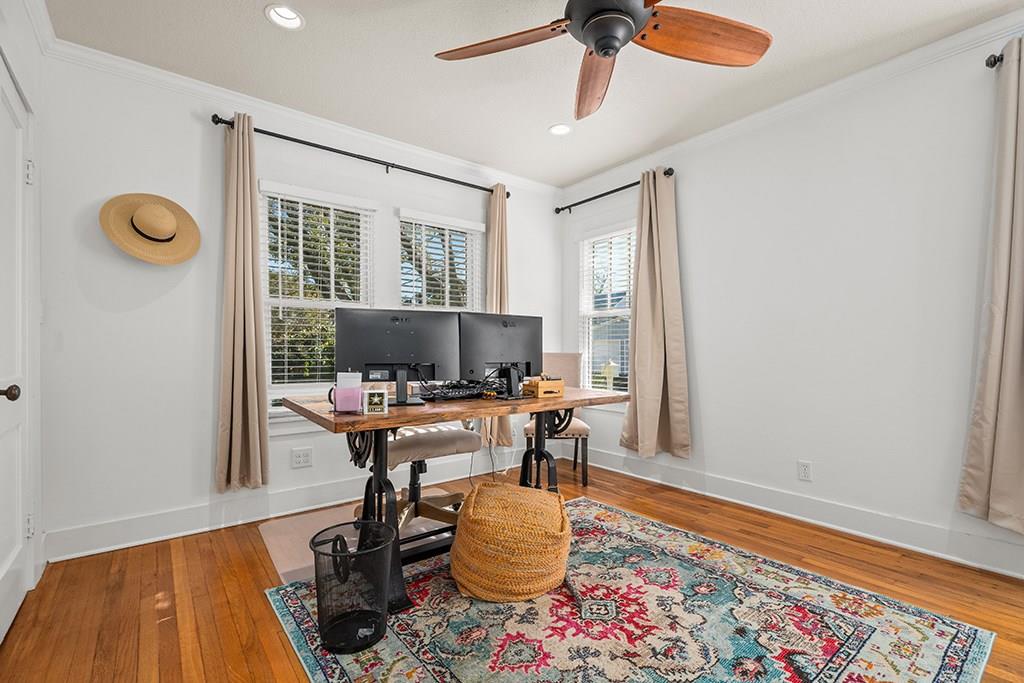 206 W Burbank St, Fredericksburg, TX 78624