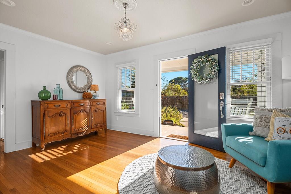 206 W Burbank St, Fredericksburg, TX 78624