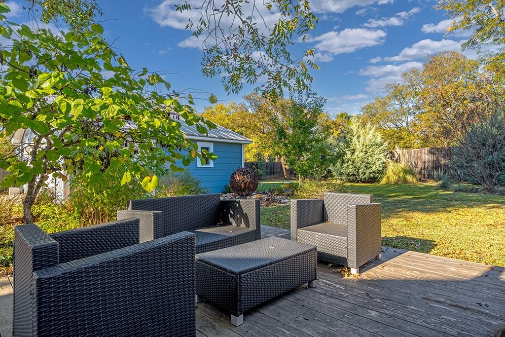 206 W Burbank St, Fredericksburg, TX 78624