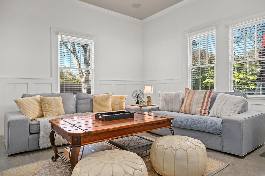 206 W Burbank St, Fredericksburg, TX 78624