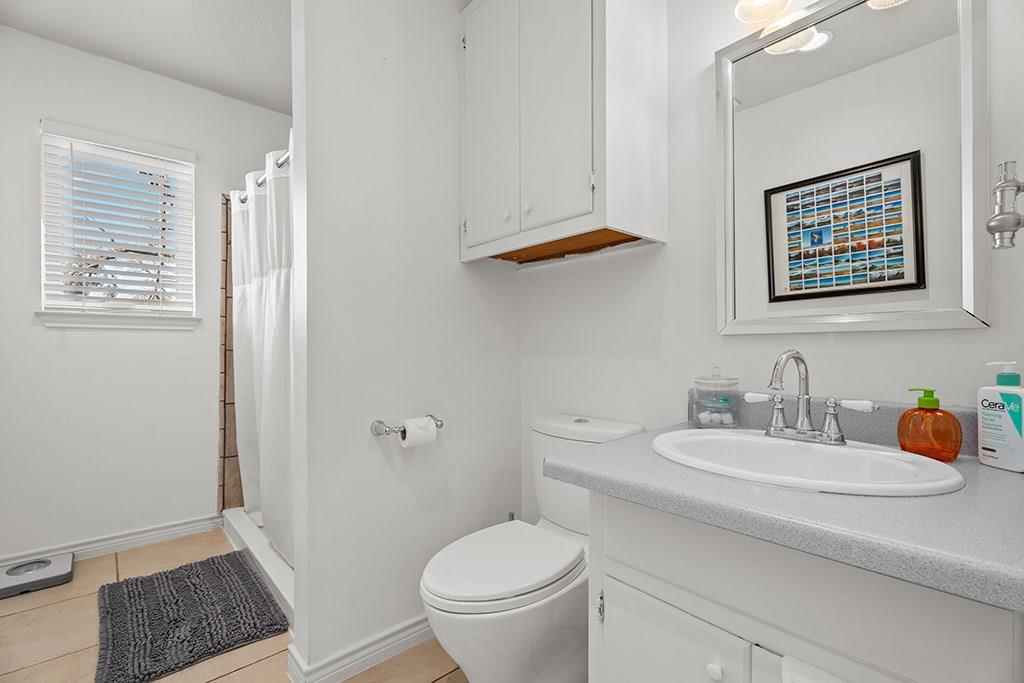 206 W Burbank St, Fredericksburg, TX 78624