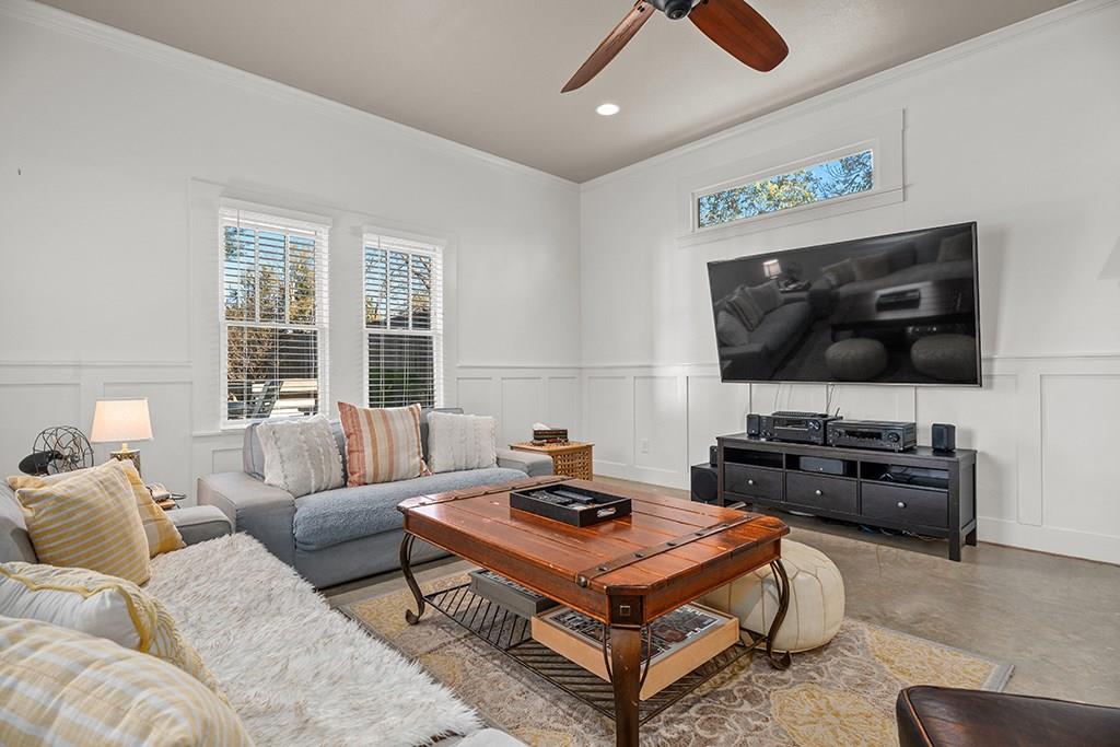 206 W Burbank St, Fredericksburg, TX 78624