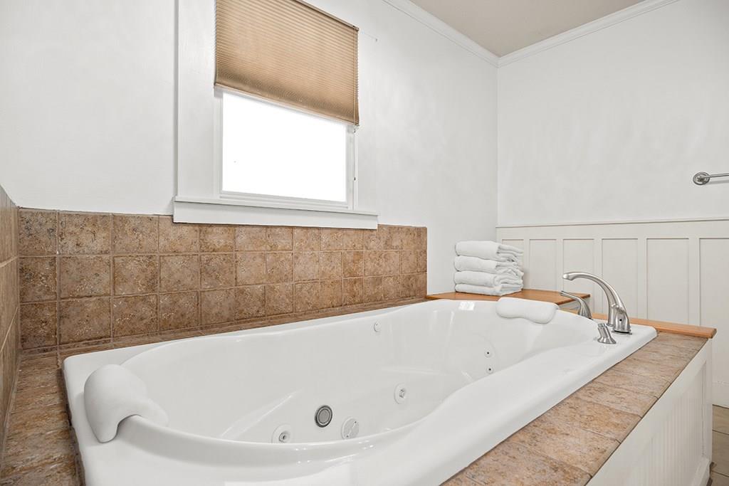 206 W Burbank St, Fredericksburg, TX 78624