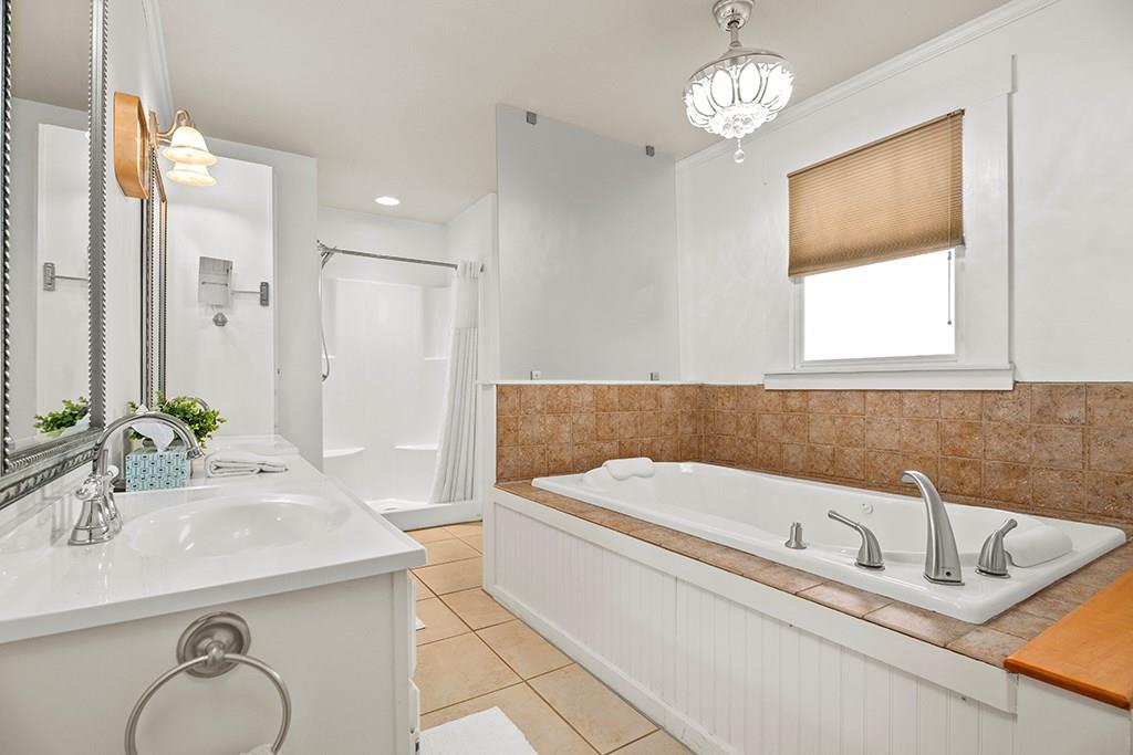 206 W Burbank St, Fredericksburg, TX 78624