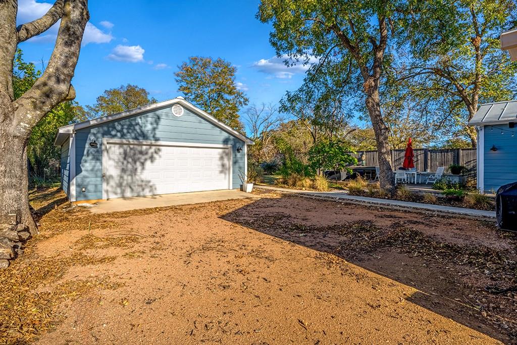 206 W Burbank St, Fredericksburg, TX 78624