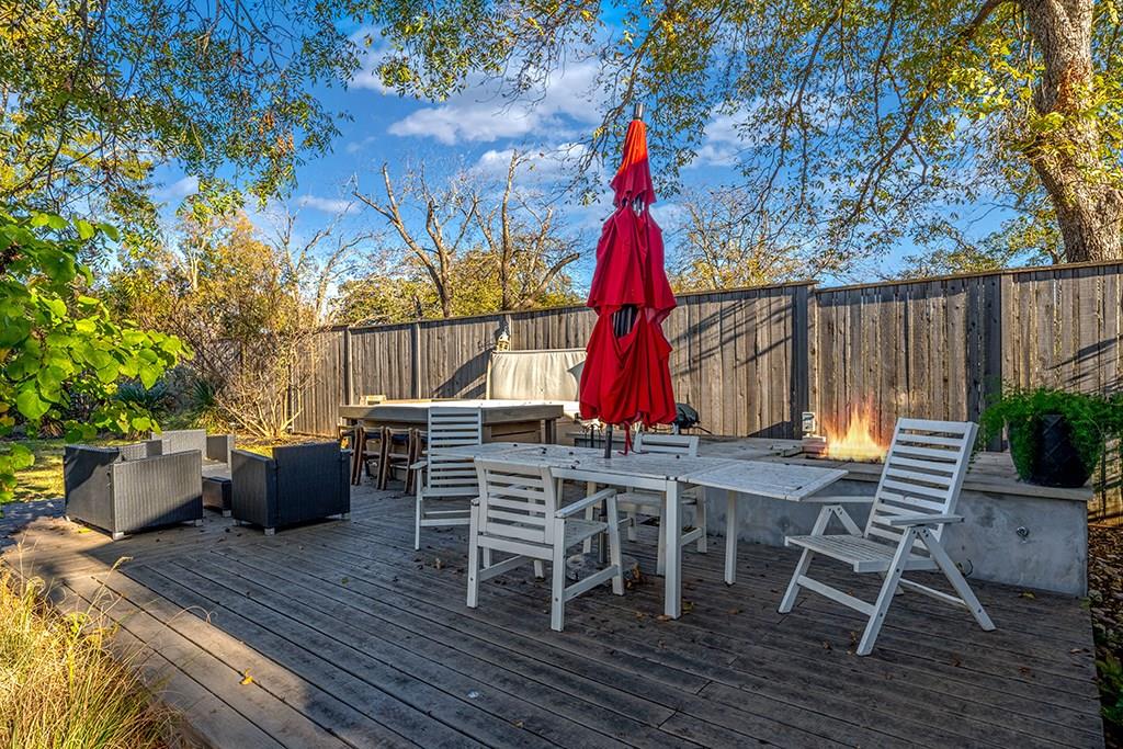 206 W Burbank St, Fredericksburg, TX 78624