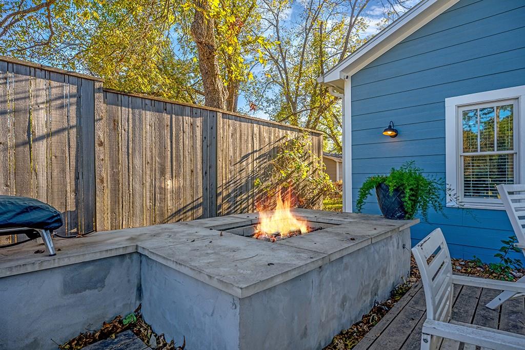 206 W Burbank St, Fredericksburg, TX 78624