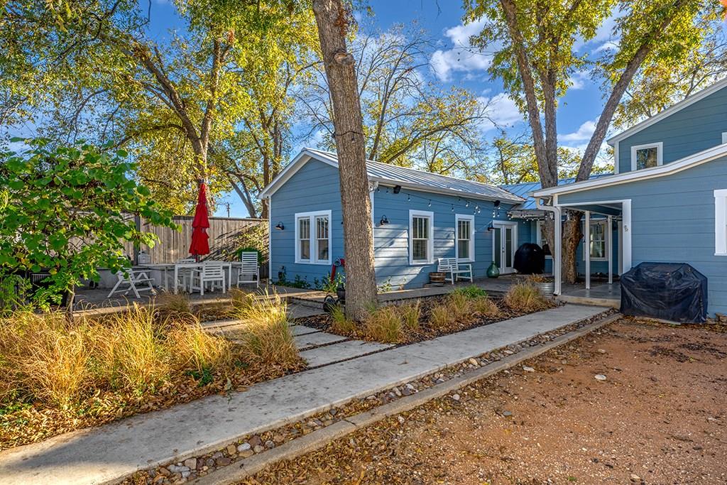 206 W Burbank St, Fredericksburg, TX 78624