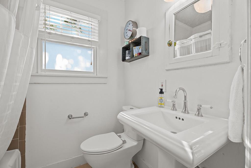 206 W Burbank St, Fredericksburg, TX 78624