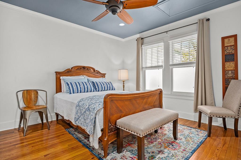 206 W Burbank St, Fredericksburg, TX 78624