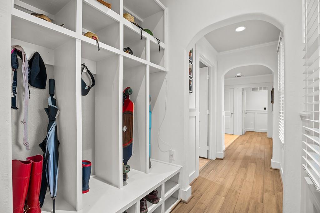 206 W Burbank St, Fredericksburg, TX 78624