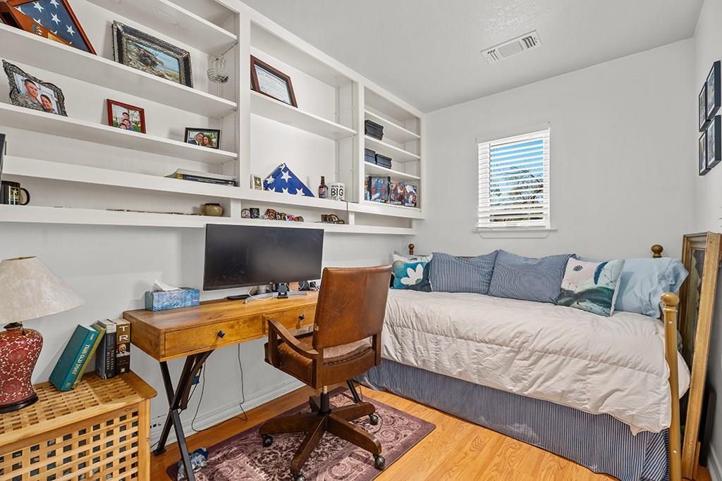 206 W Burbank St, Fredericksburg, TX 78624