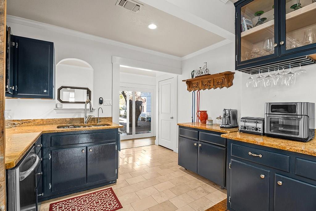 206 W Burbank St, Fredericksburg, TX 78624