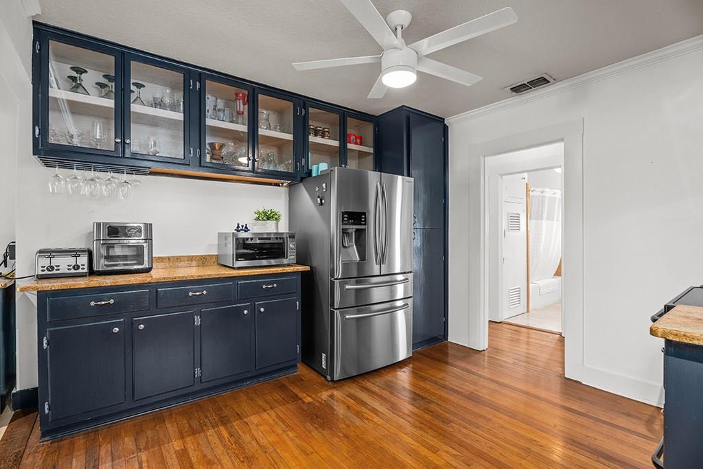 206 W Burbank St, Fredericksburg, TX 78624