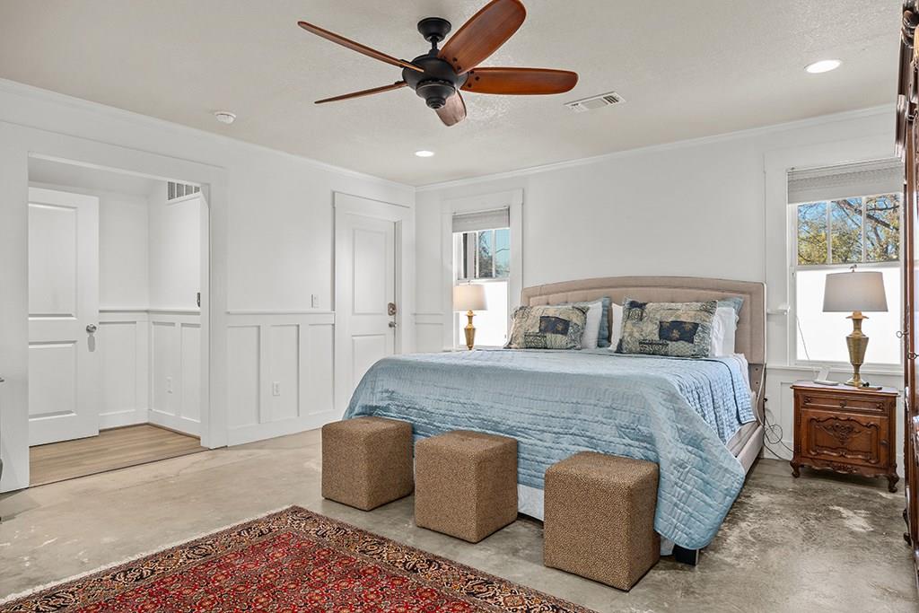 206 W Burbank St, Fredericksburg, TX 78624