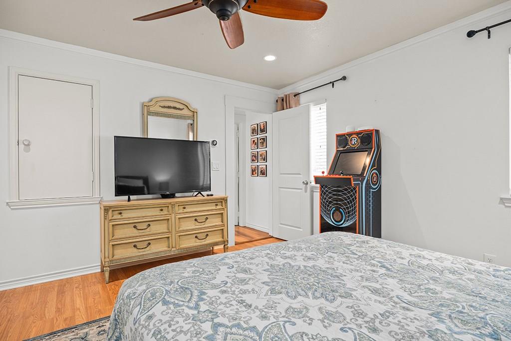 206 W Burbank St, Fredericksburg, TX 78624