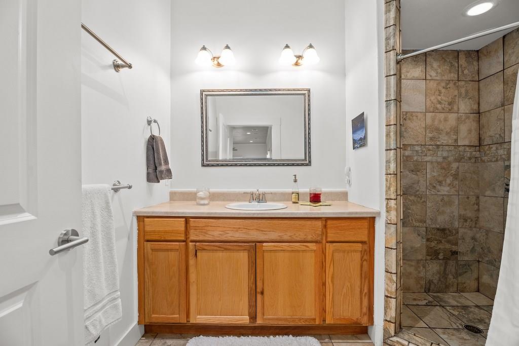 206 W Burbank St, Fredericksburg, TX 78624