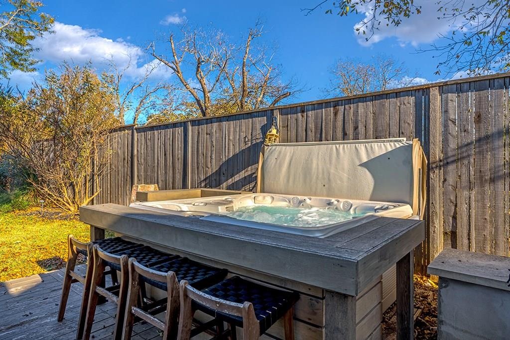 206 W Burbank St, Fredericksburg, TX 78624