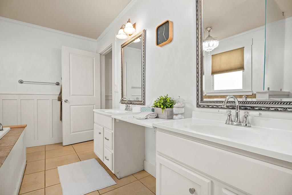 206 W Burbank St, Fredericksburg, TX 78624