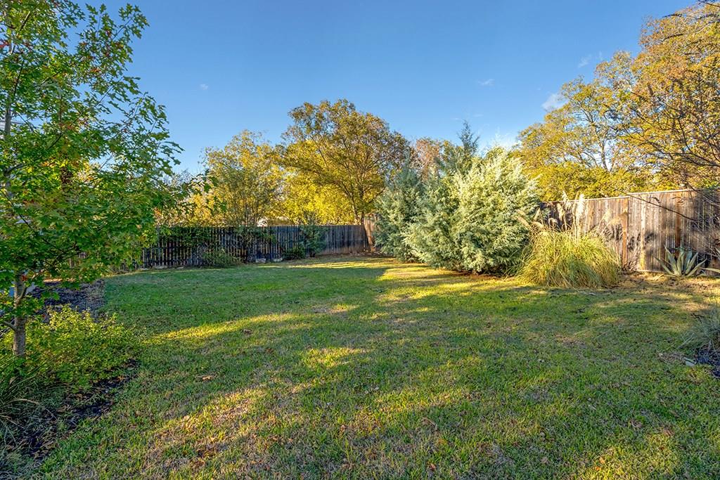 206 W Burbank St, Fredericksburg, TX 78624