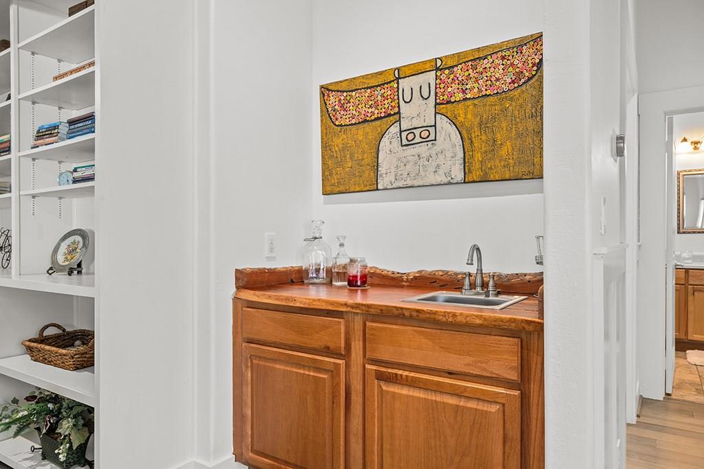 206 W Burbank St, Fredericksburg, TX 78624