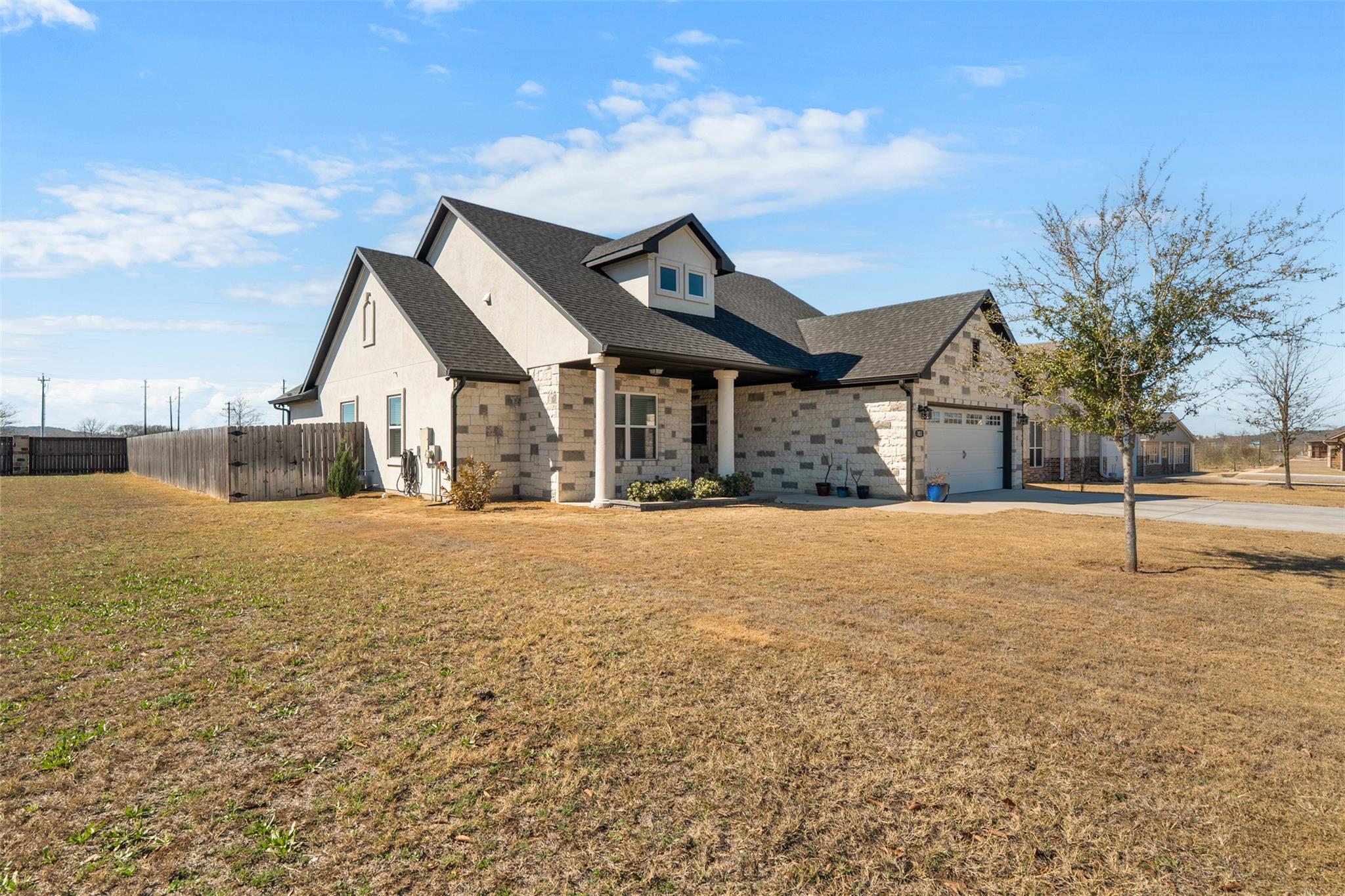 103 Les Ln, Smithville, TX 78957